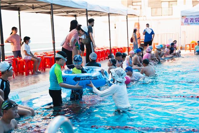 嘉義縣政府舉辦水適能融合運動會，進促學生在水域活動的自保能力。（嘉縣府提供／廖素慧嘉縣傳真）