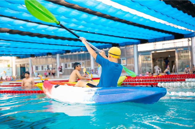 嘉義縣政府舉辦水適能融合運動會，師生透過闖關訓練水域安全能力。（嘉縣府提供／廖素慧嘉縣傳真）