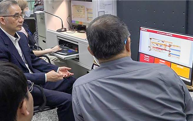 提升航空安檢品質並兼顧通關速度，內政部警政署航空警察局與科研團隊攜手，自主研發「X光圖檔影像AI數位分析系統」，成功將人工智慧技術導入機場行李檢查作業，大幅強化危安物品的識別能力，為國境安全再添科技防線。航警局局長廖恆裕（左）視察系統作業情況。（航警局提供／陳麒全桃園機場傳真）