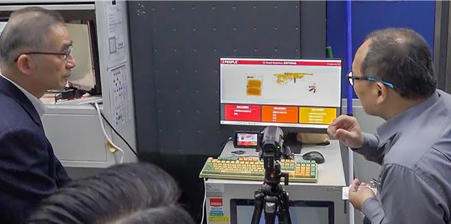 提升航空安檢品質並兼顧通關速度，內政部警政署航空警察局與科研團隊攜手，自主研發「X光圖檔影像AI數位分析系統」，成功將人工智慧技術導入機場行李檢查作業，大幅強化危安物品的識別能力，為國境安全再添科技防線。航警局局長廖恆裕（左）視察系統作業情況。（航警局提供／陳麒全桃園機場傳真）