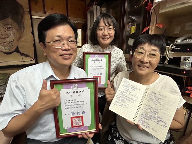 屏東市中央商圈發展協會發起人伍靜華(右)，今年64歲從大仁科大進修部社工系畢業還獲全勤獎，等了46年夢想成真，她稱要繼續服務大家。（謝佳潾攝）