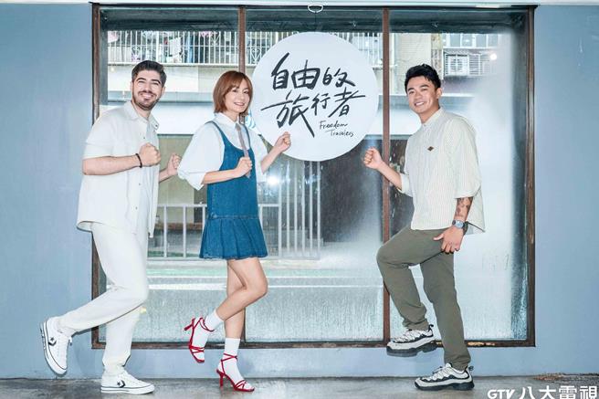 莎莎（中）驚喜現身，對融融、圖佳獻上祝福。（八大提供）