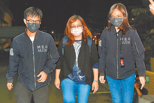 新北地檢署偵辦罷免綠委連署偽造文書案，24日偵查終結起訴31人，包含國民黨新北市黨部書記長陳貞容（中）等黨公職。圖為陳貞容日前應訊畫面。（本報系資料照片）