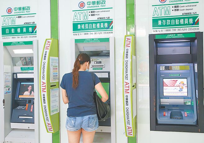 金管会24日公布《普惠金融衡量指标》，台湾ATM超密集，每10万人平均拥有165台。新闻示意图。（本报资料照片）