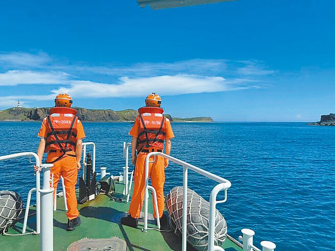 澎湖海巡队24日下午接获陈尽川在东吉锄头屿海域进行生态调查时失联，随即派出巡艇赶往搜寻。（澎湖海巡队提供／许逸民澎湖传真）