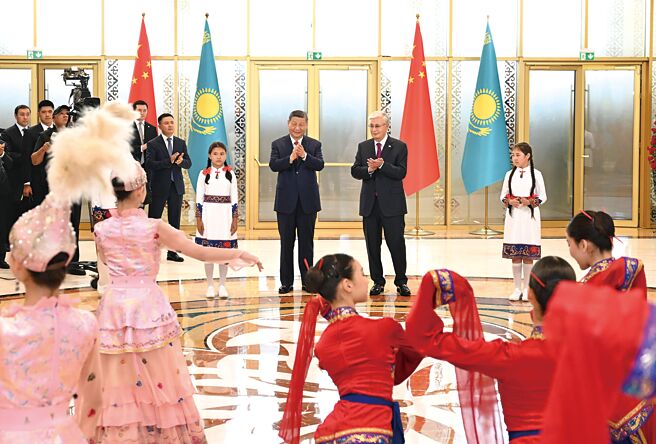 大陆国家主席习近平（中左）出席第二届中国－中亚峰会，期间欣赏哈萨克斯坦少年儿童的文艺表演。（新华社）