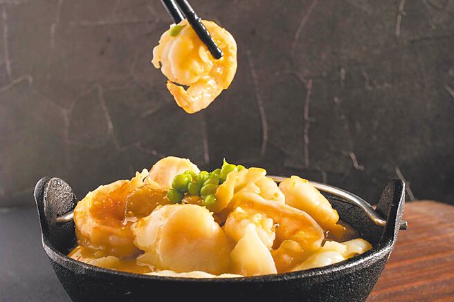 「粤亮寻饱」精选54道美味佳肴，今年菜单更推出现点现做的瓦瓮煲仔类料理。（六福旅游集团提供）