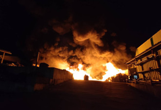 桃園觀音工廠暗夜大火！1500平方公尺廠房全面燃燒 消防急灌救