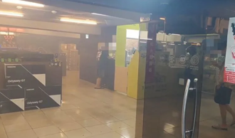 高雄大楼凌晨冒火全员逃生！淡定网咖男「浓烟中掩鼻」坚持点餐