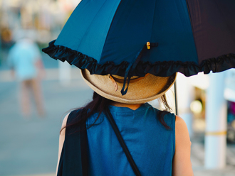 罹罕病不能見光！她全身坑洞「切219次皮膚」