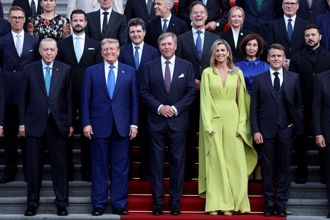 影》54歲荷蘭王后現身北約豔光四射 「偷學川普」1動作