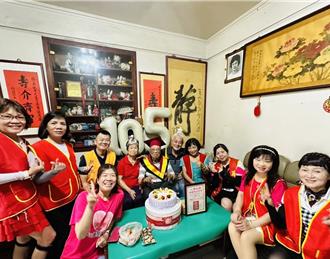 105歲爺爺戴博士帽、穿學士袍慶生 華山基金會頒人瑞博士學位