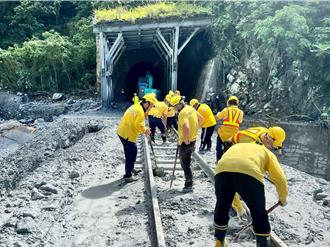 台鐵工務人員曝「三重困境」 喊話鄭光遠待遇改革