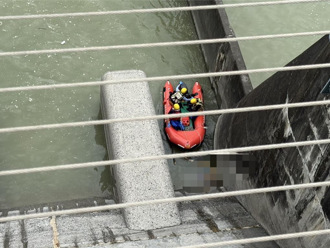 石岡水壩水閘驚見女浮屍    巡邏中保全員嚇壞急報警   