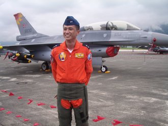 獨家》空軍新科少將！特技飛行鍾坤昌、假想敵胡中華  兩F-16飛官摘星