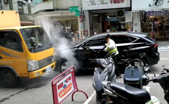 影》轎車撞工程車狂燒胎！ 開車門驚見駕駛阿公假牙掉嘴外