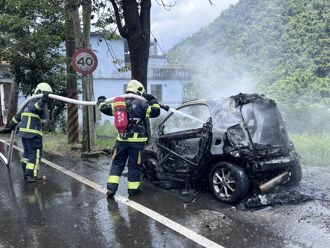 石碇婦人開SMART撞樹　車輛起火全燒毀