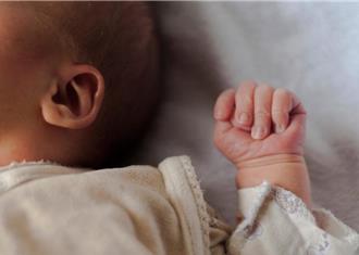 屏東爆月嫂呼巴掌虐嬰還用胸部壓頭　縣府查出「非單次」追究刑事責任