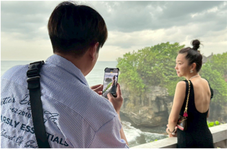 李易、六月峇里島放閃 「恩愛1畫面」羞喊：充飽電！