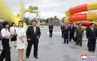 金正恩攜女高調剪綵 李雪主睽違一年半露面引關注