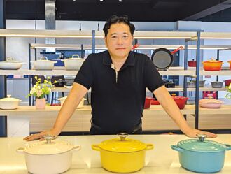 美客户两手策略 包产能忙囤货