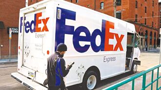 关税阴霾仍在…FedEx搁置全年财测