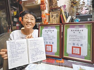 屏東 64歲念完大學 伍靜華獲全勤獎