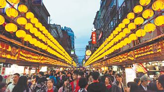 在廟口，夜市長得太肥了