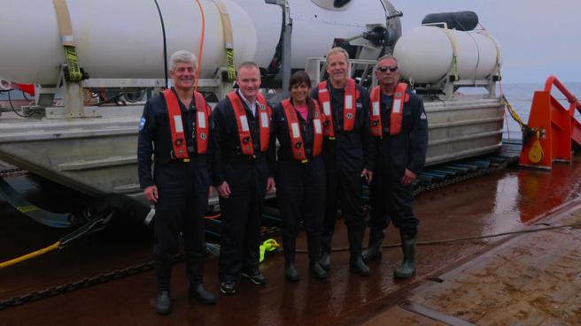 《失落泰坦：鐵達尼觀光潛水器遇難揭秘》5人一同出發前往鐵達尼號沈船地點探險，遺憾的是潛水器發生嚴重內爆，5人全罹難。（圖／Netflix提供）