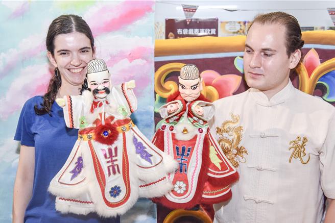 到台师大国语教学中心学习华语的，来自美国的利百加（左）及来自德国的祢真真（右）。（图／台师大）