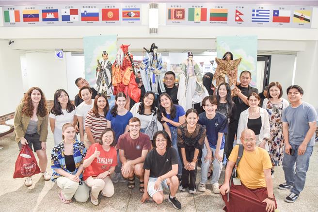 台湾师范大学国语教学中心邀请来自屏东、创立于1943年的全乐阁木偶剧团，在不同国家及语言背景的学员前演出布袋戏，体验传统文化的深厚底蕴及魅力。（图／台师大）