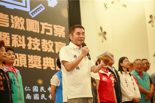 苗栗县长锺东锦(左三)表示，今日接见的学生中有6位取得5A10+写作6级分，成绩优异且难能可贵，特别感谢君毅中学及竹南照南国中的校长与老师们辛勤培育，为苗栗争光。（吕丽甄摄）