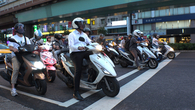 馬路上多有劃設停止線，騎機車停等紅燈應在停止線後。（示意圖，shutterstock／達志）