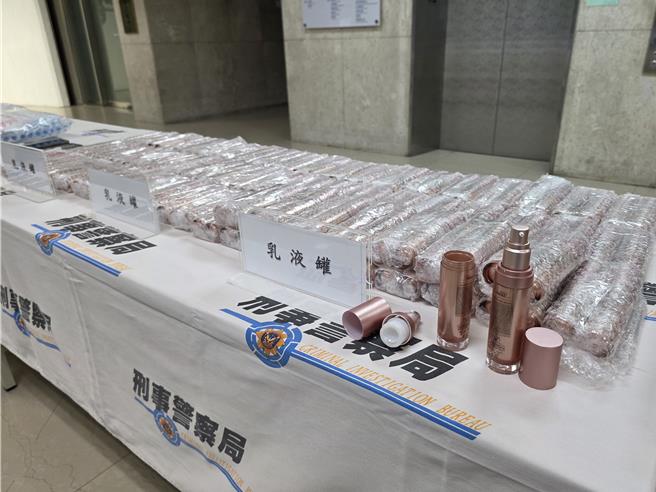 刑事局查获胶原蛋白乳液暗藏14公斤的海洛因。（林郁平摄）