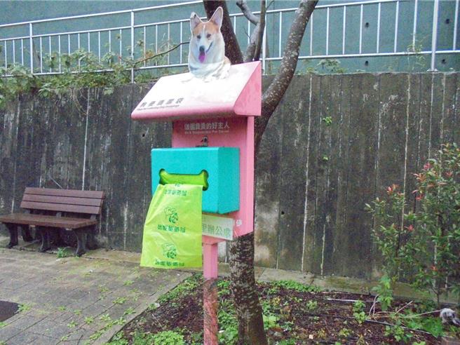 基隆市環保局指出，飼主未清理寵物排泄物去年已依《廢棄物清理法》開罰4件，最高可罰6000元，呼籲民眾多利用市府設置的「狗便清潔袋」，以免遭罰。（基隆市環保局提供／徐佑昇基隆傳真）