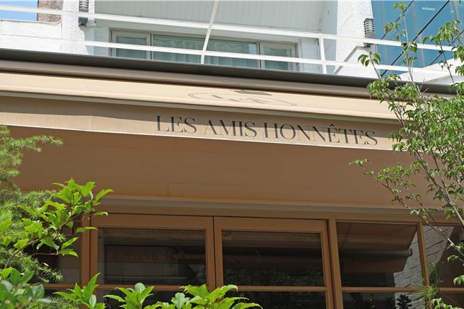 來自韓國首爾的甜點品牌「Les Amis Honnetes」，以其獨特的韓系美學結合法式甜點工藝而聲名大噪，品牌名稱意為「真誠的朋友們」，店面外觀充滿文青設計感。（台北晶華酒店提供）