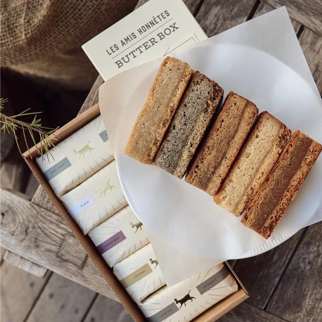 首度登台的「Butter Bar磚蛋糕」是介於磅蛋糕與瑪德蓮之間的創新美味，造型方正如磚，口感札實、奶香濃郁。（台北晶華酒店提供）