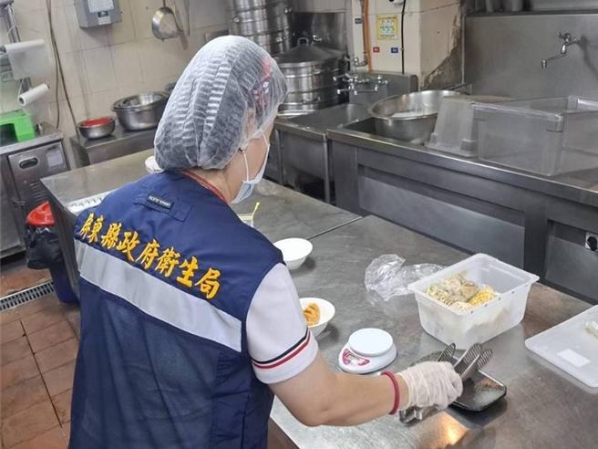 針對疑似食物中毒案，屏東縣衛生局表示，台東團的用餐時序比新北團早一天，而凱薩經完成清消後，已於25日恢復供餐，全案持續追查中。（屏縣府提供／謝佳潾屏東傳真）