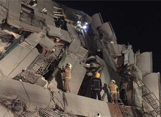 發生在2016年的0206地震，造成台南維冠大樓倒塌，釀115死的悲劇，台南消防弟兄第一時間趕赴現場救人。（本報資料照片／曹婷婷攝）