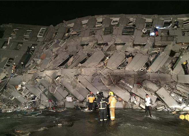 發生在2016年的0206地震，造成台南維冠大樓倒塌，釀115死的悲劇，台南消防弟兄第一時間趕赴現場救人。（本報資料照片／曹婷婷攝）
