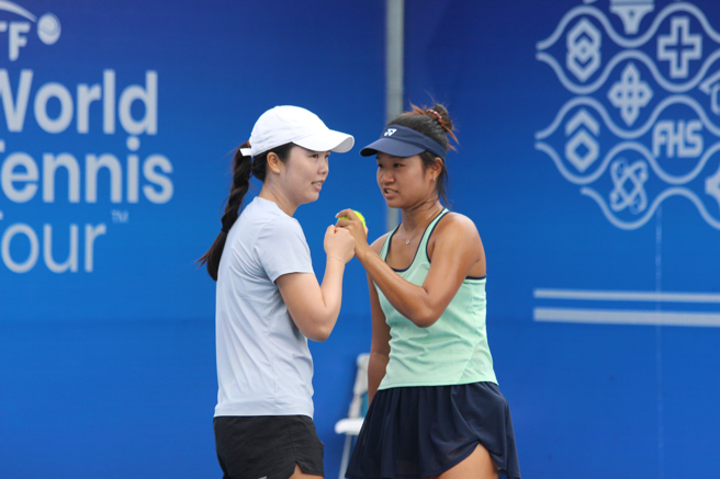 台將李亞芯（左）與林芳安（右）默契十足，順利晉級台塑盃女網賽第2周雙打4強。（中華羽協提供）