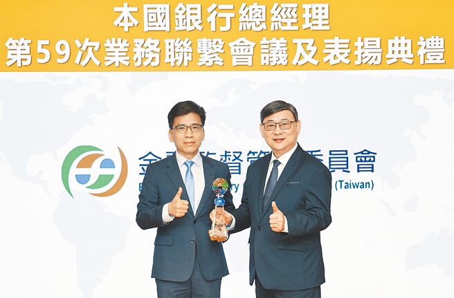 彰化银行耕耘中小企业成效受肯定，获颁「中小企业放款方案」优等银行第一名及「六大核心战略产业放款方案绩优银行」，由总经理简志光（右）代表领奖，左为金管会主委彭金隆。图／彰化银行提供