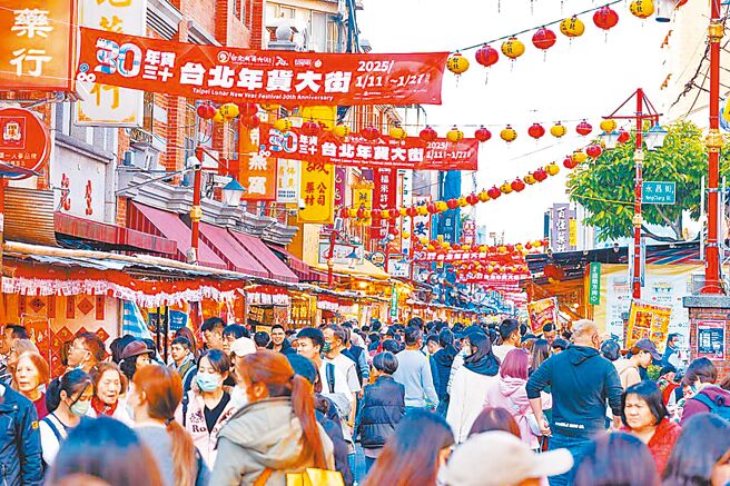 现行《大稻埕歷史风貌特定专用区》细部计画规定，大稻埕周围的建筑基地可不受土管条例第25条「基础容积率300％」的限制。台北市议员柳采葳建议，已有先例在前，应修法扩大让全台北市的古蹟及歷史建筑和纪念建筑的政策具有一致性。图为大稻埕商圈。（台北市商业处提供／丁上程台北传真）