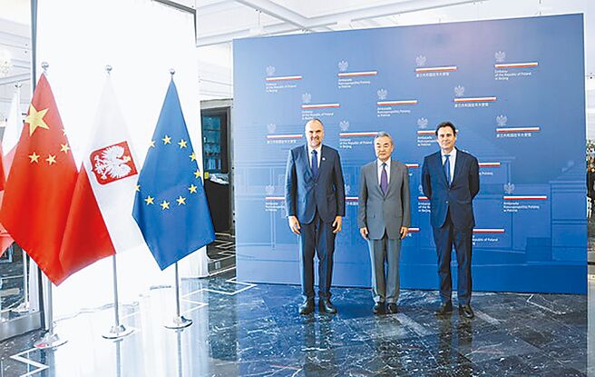 中共中央政治局委员、大陆外交部长王毅（中）25日在北京集体会见欧盟及各成员国驻中使节。（摘自大陆外交部官网）