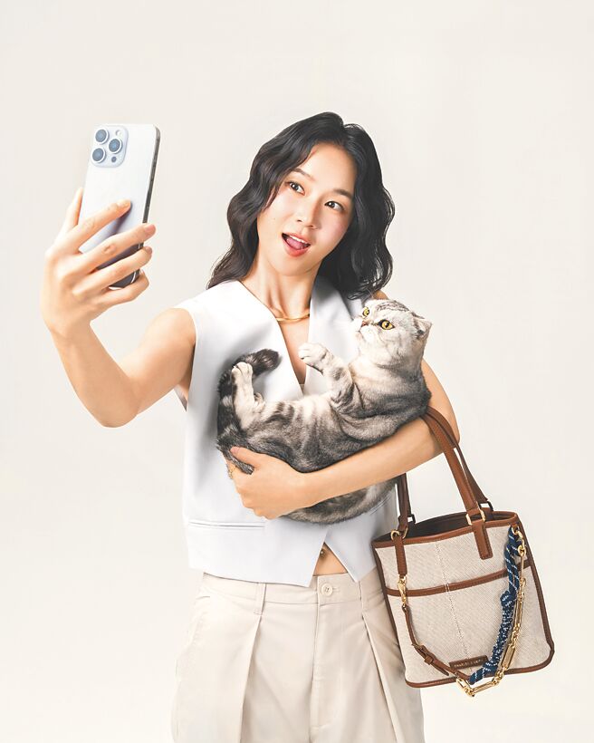 鍾瑶與自家毛孩一同入鏡，為CHARLES & KEITH與三牲工作室推出公益企畫「浪浪找真愛」拍攝形象片。（CHARLES & KEITH提供）