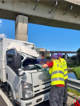國道2大園交流道貨車自撞護欄   駕駛受困頸部噴血送醫