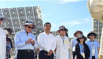 訪「超級鏡子發電站」馬英九勤做筆記  預計晚間返抵台灣