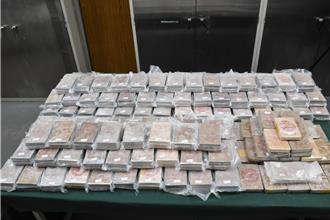 路倒男口袋掉出2把槍！ 台中警查獲市價15億元海洛因磚