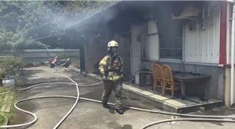 关庙铁皮屋窜火烟 阿北呛伤遭疑纵火