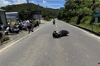 山道猴本尊乱入！满州双载骑士撞上窜出猴子  两人惨摔翻滚多圈